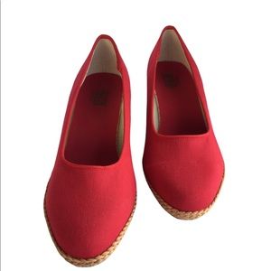 Red Wedge, Beacon Newport Shoe, Size 10W   Summer's espadrille
Cool canvas upper